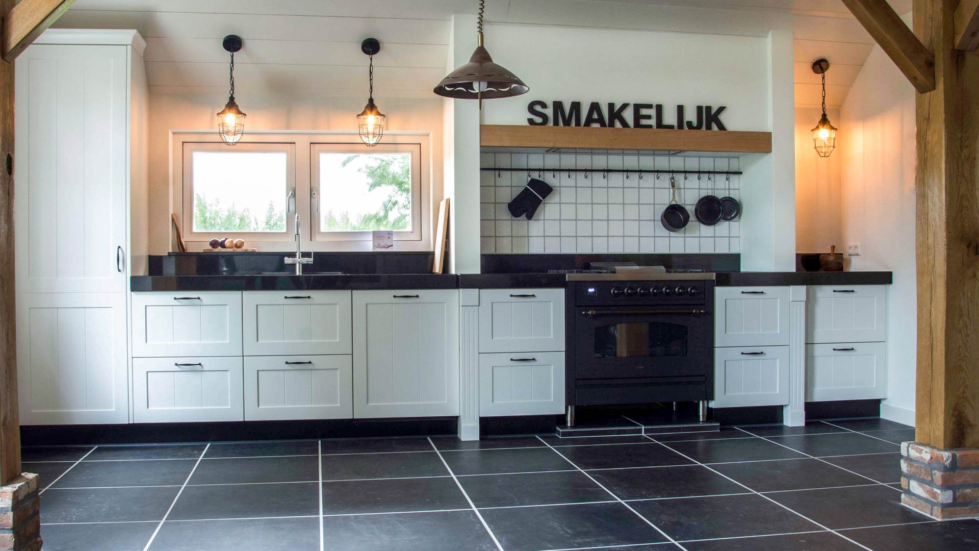 spellen Trend klep Witte landelijke keuken met zwart graniet - Zwart Interieurbouw Putten -  Keukens, Kasten, Meubels en verbouwingen