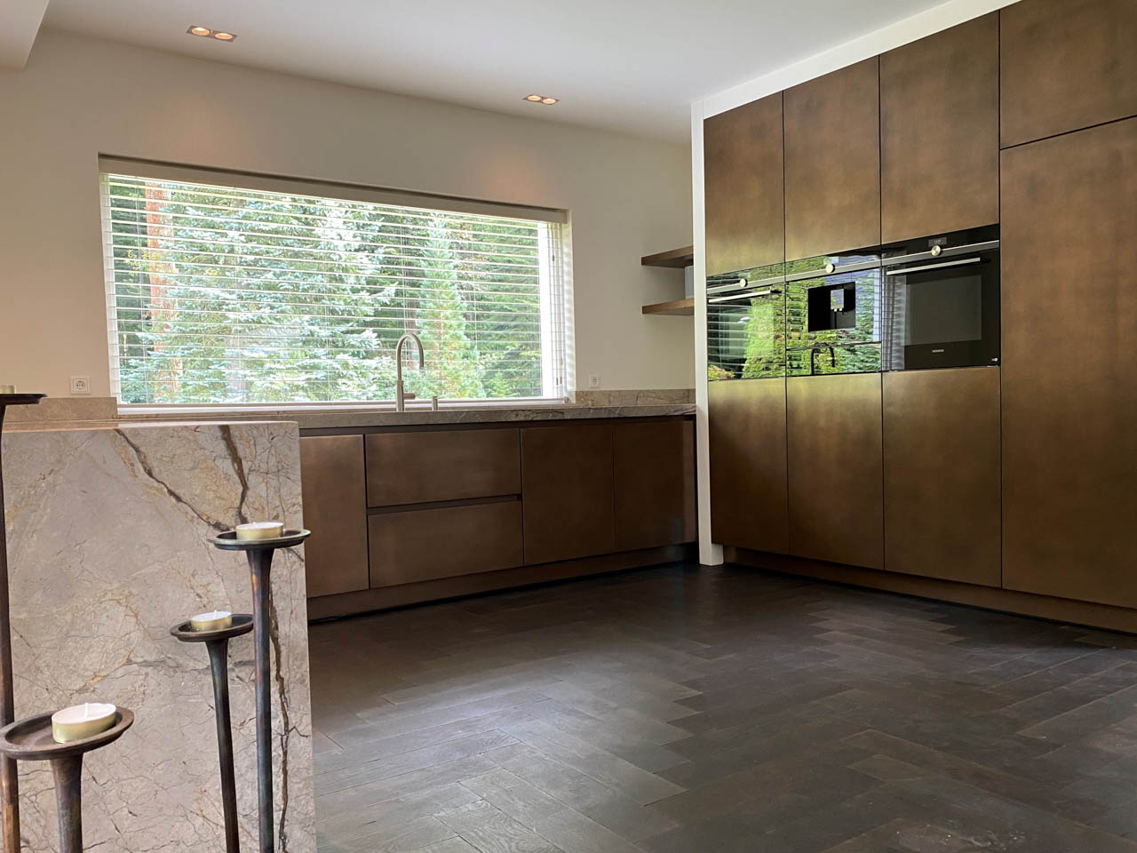 Tutor spier Samenhangend Bronzen keuken met marmeren blad - Zwart Interieurbouw Putten - Keukens,  Kasten, Meubels en verbouwingen