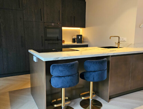 Luxe donkerbruine keuken met bronzen kleuraccenten